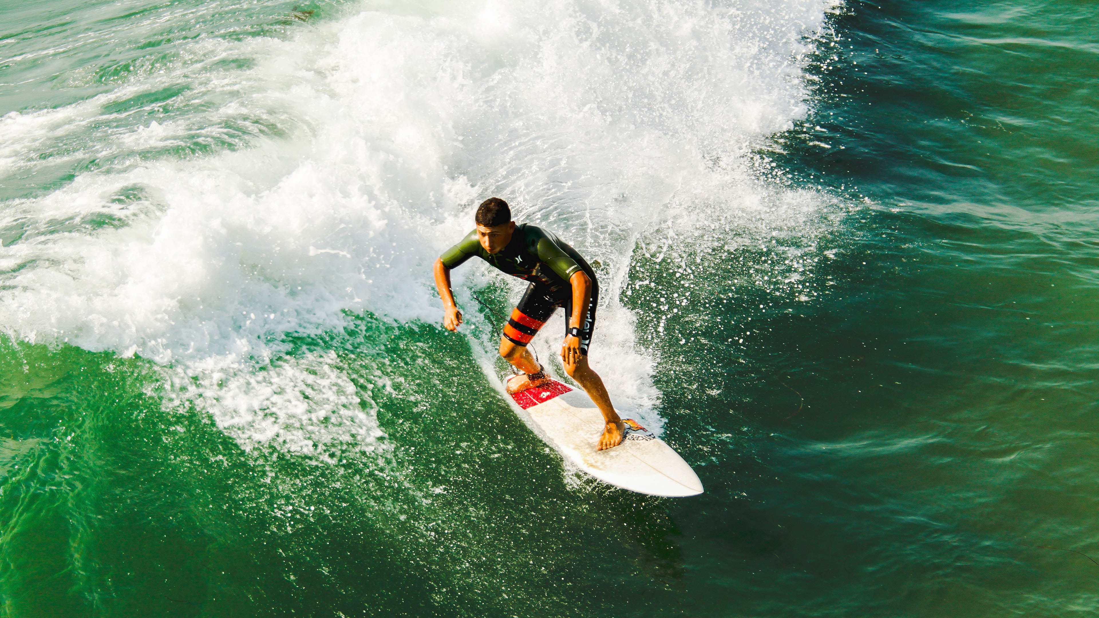 球场内外：运动员的生活与训练故事，运动员在球场训练形容词